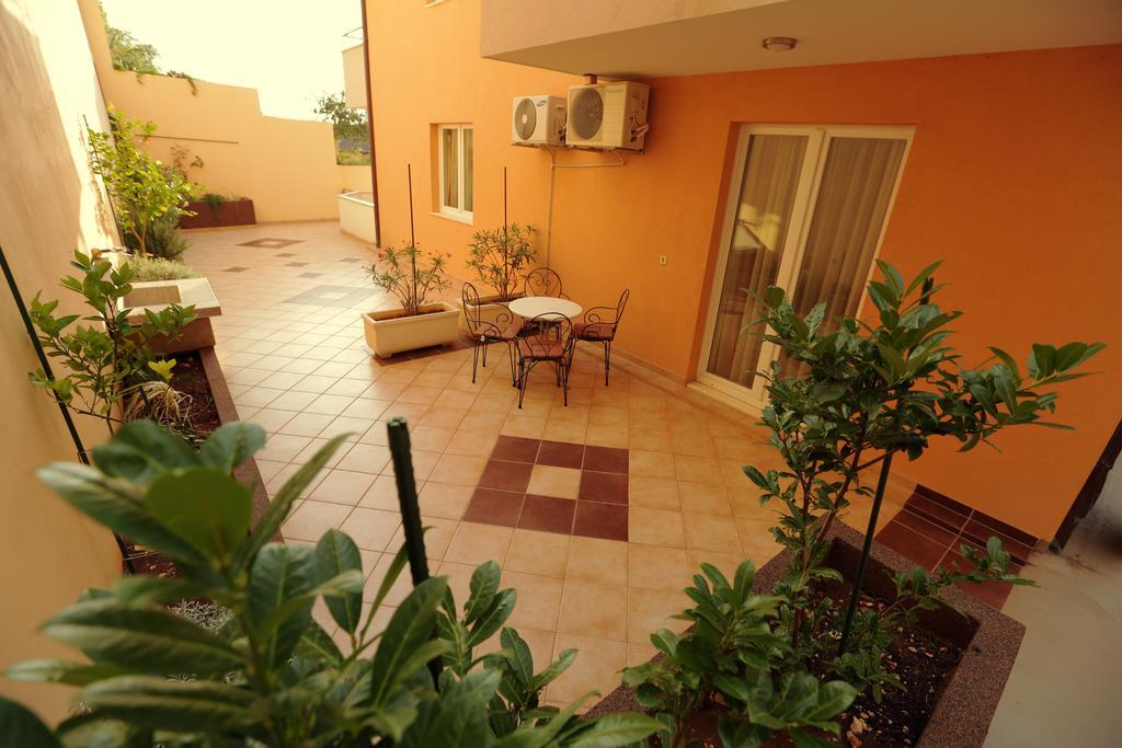 Apartments Vila Adrijana & Fitness Studio Wolf Baška Voda Rom bilde