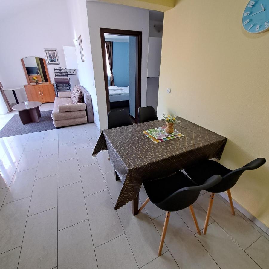 Apartments Vila Adrijana & Fitness Studio Wolf Baška Voda Rom bilde