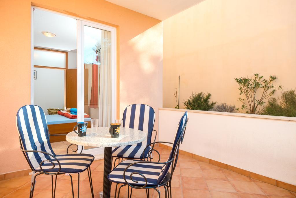 Apartments Vila Adrijana & Fitness Studio Wolf Baška Voda Rom bilde