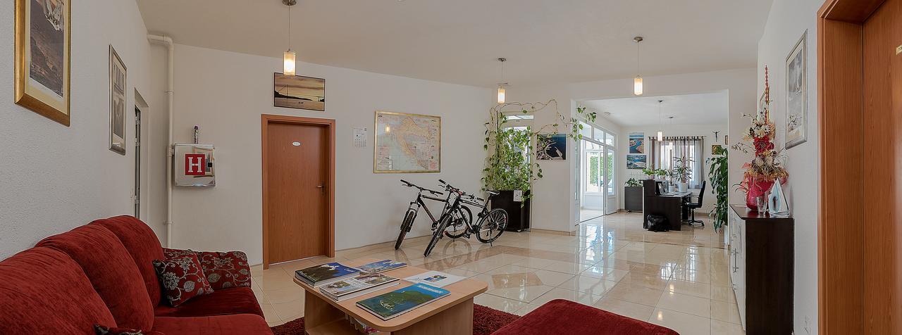 Apartments Vila Adrijana & Fitness Studio Wolf Baška Voda Eksteriør bilde